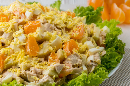 Фото к рецепту: Изумительно вкусный салат с мандаринами и курицей на новогодний стол