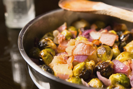 Фото к рецепту: Брюссельская капуста со свиной грудинкой на сковороде 