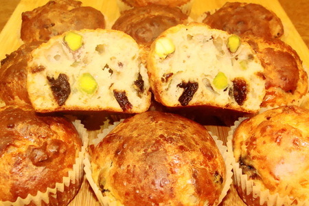 Фото к рецепту: Закусочные сырные кексы с черносливом и фисташками.