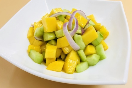Фото к рецепту: Освежающий салат с манго