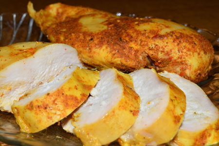 Фото к рецепту: Куриное филе для закуски и салатов, томленое в молоке.