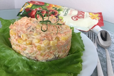 Фото к рецепту: Салат с копчёной колбасой и сыром 