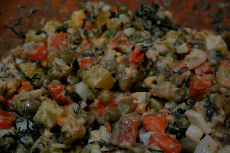 Фото к рецепту: Салат "оливье по-новому" с подкопченными брюшками семги.