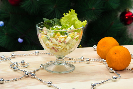 Фото к рецепту: Самый вкусный салат с крабовыми палочками.