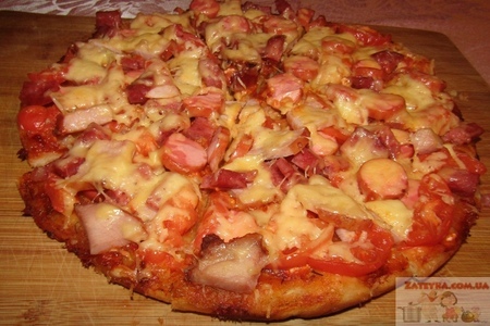 Фото к рецепту: Пицца на тонком дрожжевом тесте