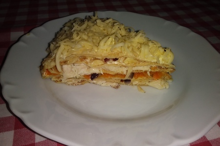 Закусочный блинный торт- салат курицей и грибами