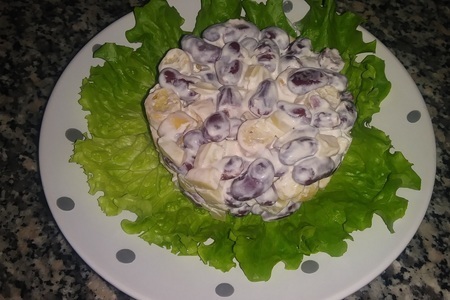 Фото к рецепту: Салат с фасолью и сухариками за 5 минут