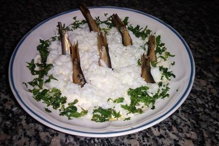 Фото к рецепту: Праздничный салат "рыбки в пруду" со шпротами