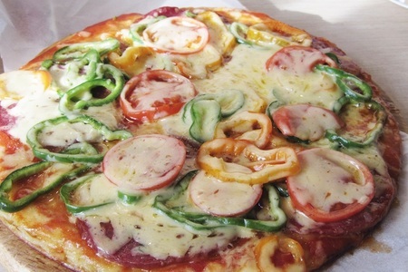 Фото к рецепту: Пицца на сковороде на кефире за 10 минут