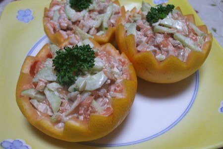 Фото к рецепту: Салат с куриным филе и огурцами в апельсине