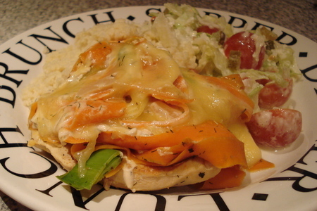 Фото к рецепту: Филе куриное с овощами под сметаной с сыром