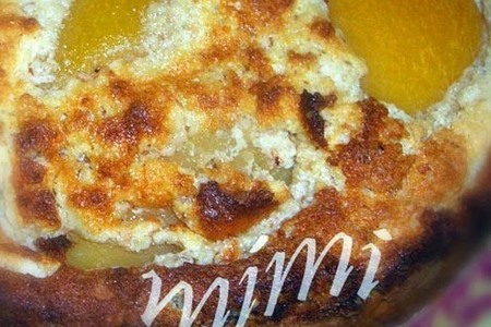 Фото к рецепту: Ореховый пирог с персиками