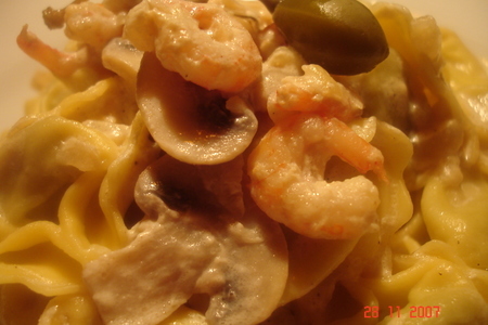 Фото к рецепту: Паста: тортеллони с рикоттой и шпинатом в сливочном соусе из грибов с креветками