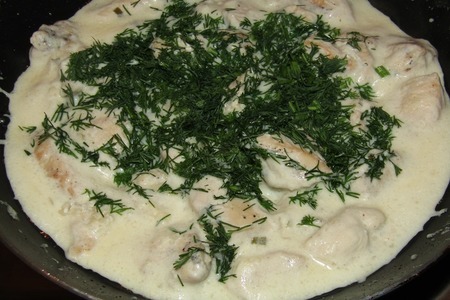 Фото к рецепту: Куриная грудка в соусе из плавленого сыра