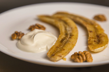 Фото к рецепту: Бананы запеченные с медом и корицей