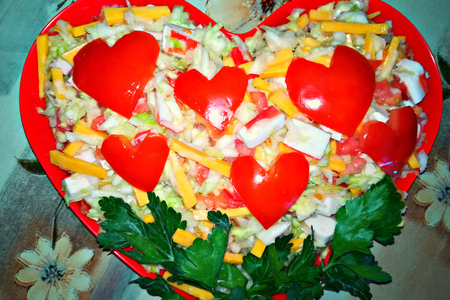 Фото к рецепту: Вкусный салат из капусты с сыром на 14 февраля