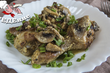 Фото к рецепту: Курица в сливочно-грибном соусе