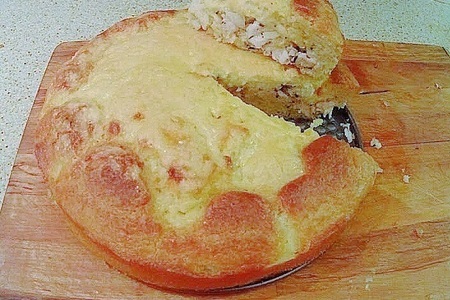 Фото к рецепту: Пирог с куриной грудкой и сыром. 