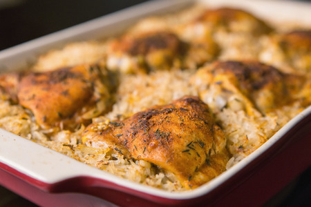 Фото к рецепту: Курица с рисом в духовке