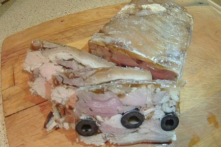 Фото к рецепту: Домашняя ветчина из свиной рульки