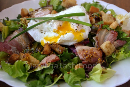 Фото к рецепту:  салат "лионский" с яйцом пашот. 
