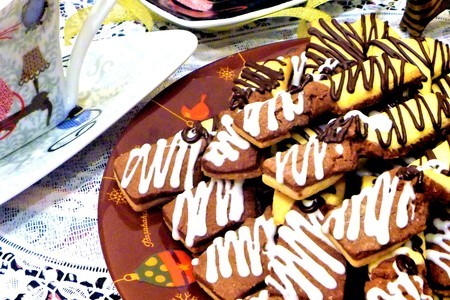 Фото к рецепту: Печенье "черно-белые ленточки" в шоколадной глазури