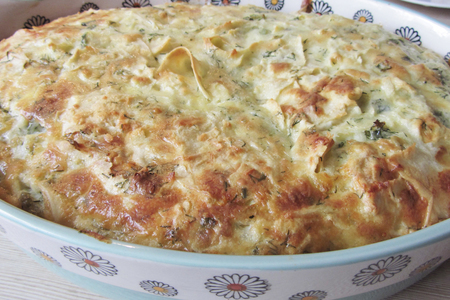 Фото к рецепту: Рваный пирог из лаваша с сыром и зеленью