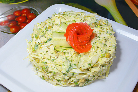 Фото к рецепту: Салат с капустой, яйцом, огурцом и зелёным горошком