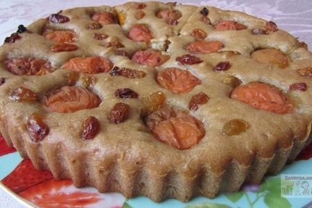 Фото к рецепту: Постная медовая коврижка с абрикосами и изюмом