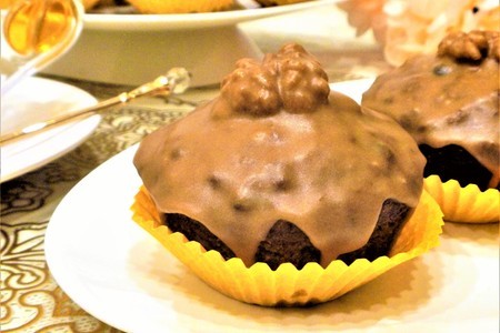 Фото к рецепту: Тыквенные кексы с шоколадом и орехами