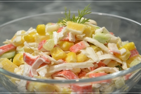Фото к рецепту: Крабовый салат с кукурузой и сыром – такой простой, такой любимый! 