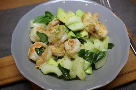 Фото к рецепту: Салат из авокадо с креветками и огурцами
