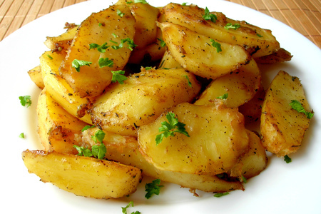 Фото к рецепту: Румяная картошечка в духовке