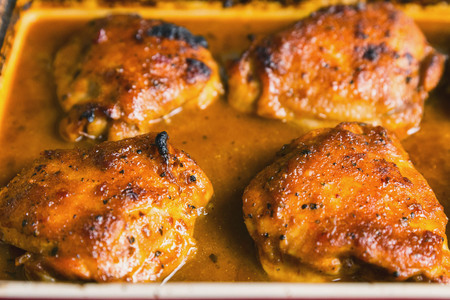 Фото к рецепту: Курица в духовке запеченная в кисло-сладком соусе 