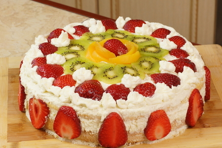 Фото к рецепту: Бисквитный торт со взбитыми сливками и фруктами