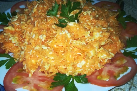 Фото к рецепту: Салат из моркови и сыра.