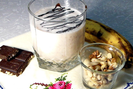 Фото к рецепту: Молочно - банановое смузи с орехами 