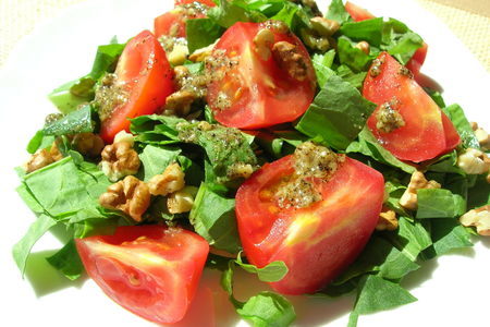 Фото к рецепту: Салат с щавелем и томатами (без майонеза)