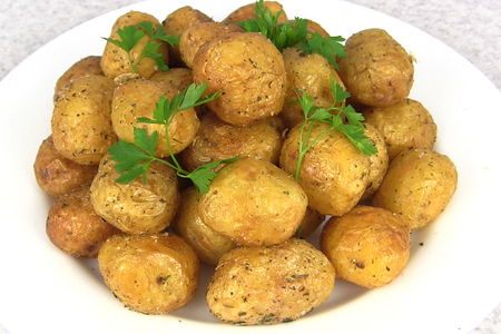 Фото к рецепту: Жареный молодой картофель в казане
