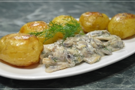 Фото к рецепту: Молодой картофель, запеченный в духовке + сливочно-грибной соус 