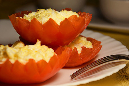 Фото к рецепту: Закуска "помидоры-корзинки" для праздничного стола