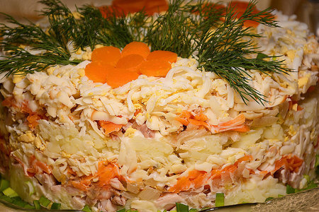 Фото к рецепту: Слоеный салат с копченой курицей на праздничный стол