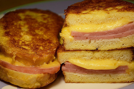 Фото к рецепту: Бутерброды на сковороде с колбасой и сыром