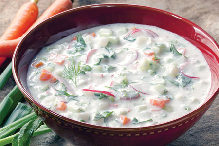 Фото к рецепту: Холодный суп окрошка на квасе