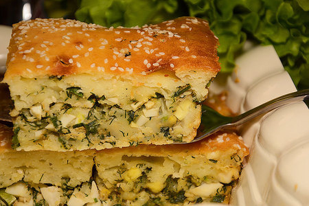 Фото к рецепту: Заливной пирог на кефире с яйцами и зеленым луком