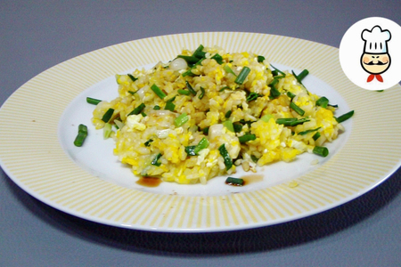 Ароматный рис с яйцом и луком