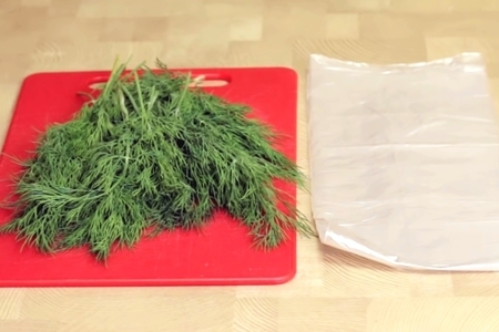 Фото к рецепту: Лайфхак - удобный способ заморозки зелени