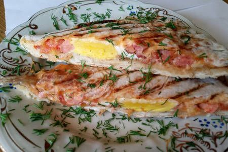 Фото к рецепту: Закуска из лаваша с сыром и яйцом
