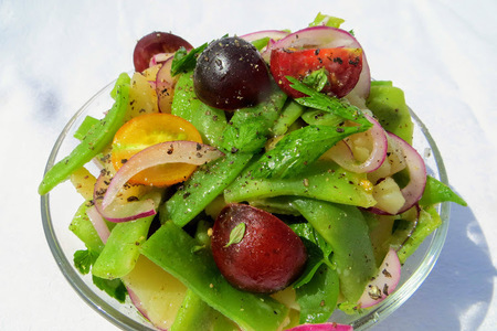 Фото к рецепту: Синие помидоры и зеленая фасоль – вкуснейший летний салат!