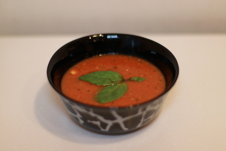 Фото к рецепту: Простейший и вкуснейший томатный суп пюре с базиликом